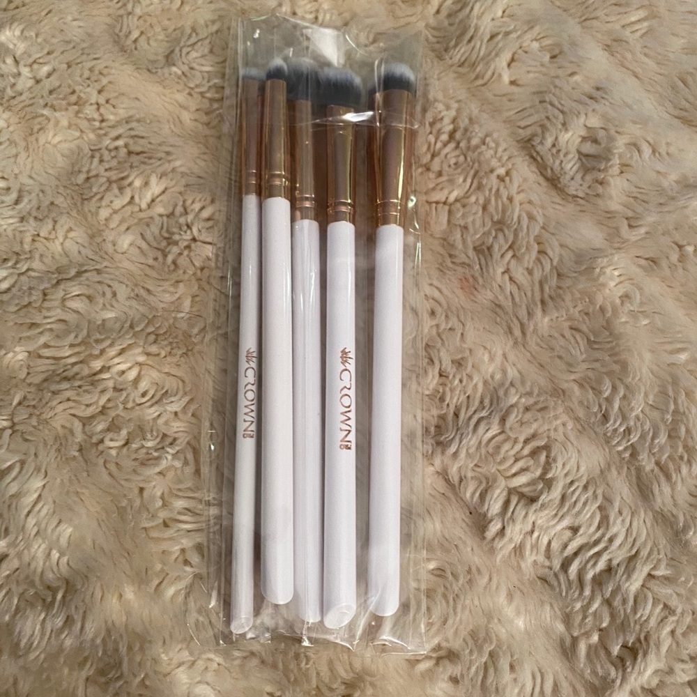2 for $15/ 3 for $20 Crown 5-pc ‘All Eyes On You’ luxe brush set - Picture 2 of 2
